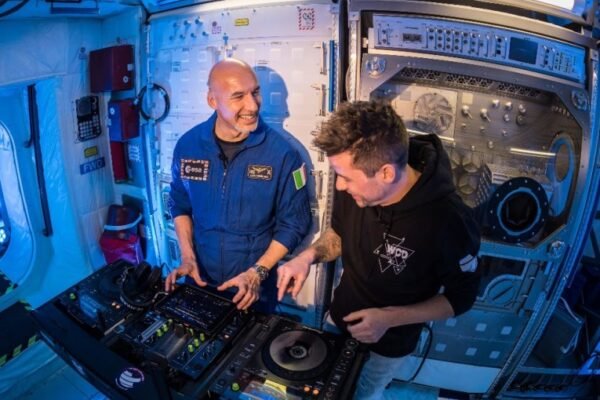 astronaut-dj-set_orig